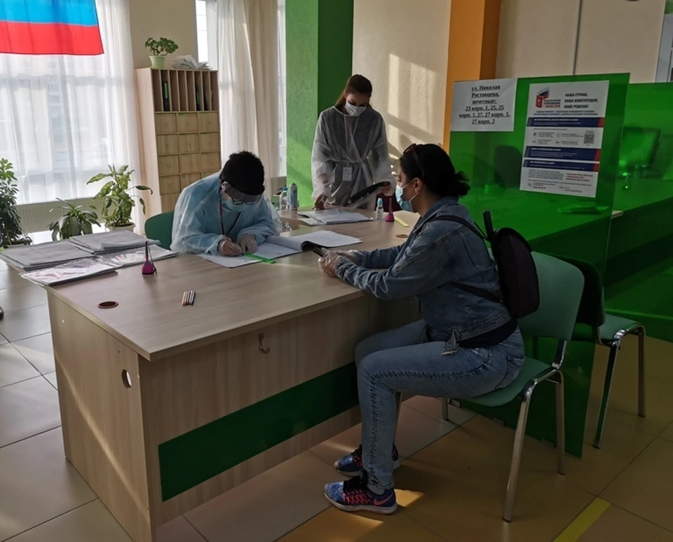 В Тюмени молодых голосующих по поправкам отмечают дипломами. Фото - "Тюменская линия".