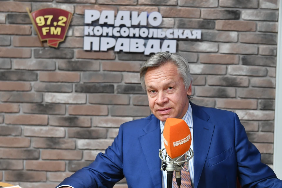 Сенатор Алексей Пушков отметил слабость и нерешительность президента Украины Владимира Зеленского в вопросе наказания для Петра Порошенко