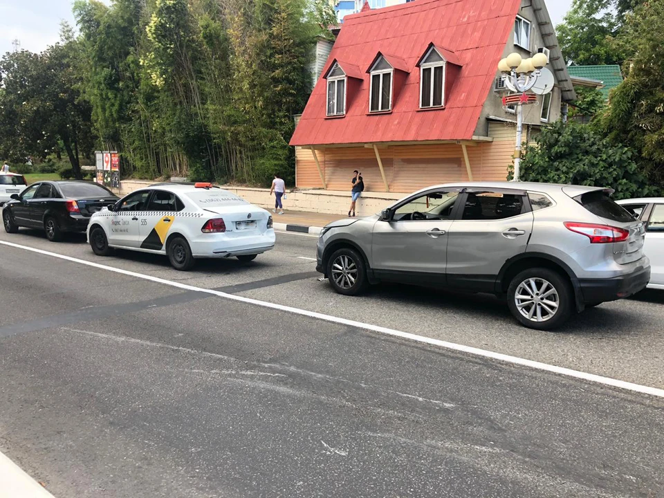 В Сочи в ДТП с тремя иномарками пострадал подросток. Фото: отделения по пропаганде безопасности дорожного движения ОГИБДД УВД по городу Сочи