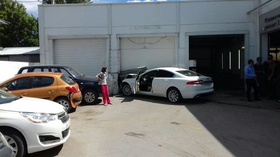 В Туле Jaguar влетел автомойку: ведется административное расследование. Фото: Александр Мурзинов