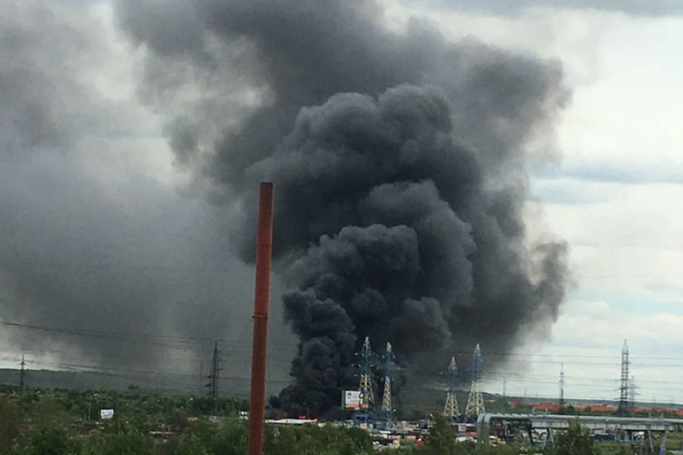 Пожар разгорелся у Мега Дыбенко в Петербурге