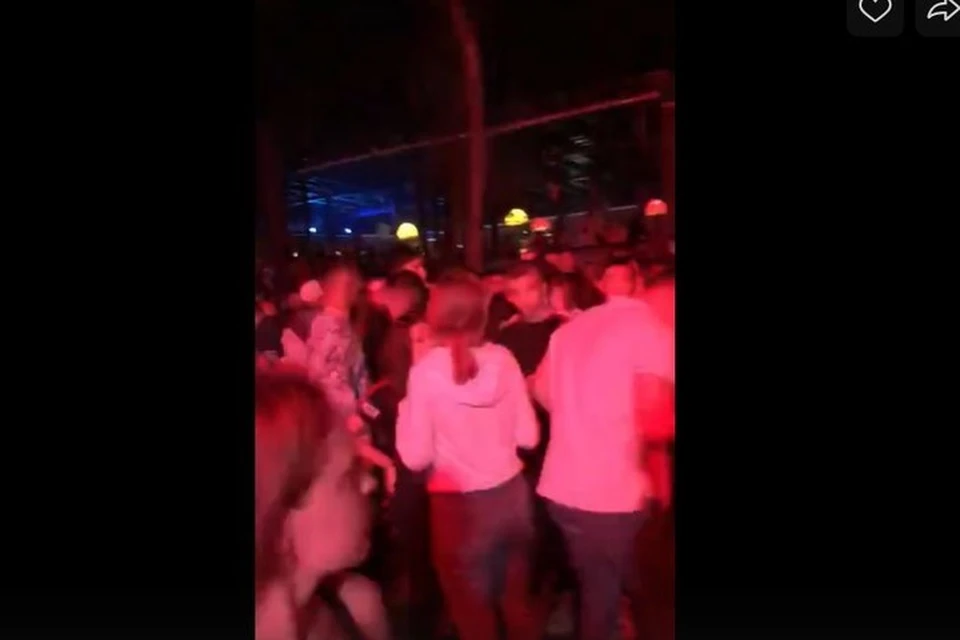 В баре собрались толпы отдыхающих. (фото: скриншот видео)
