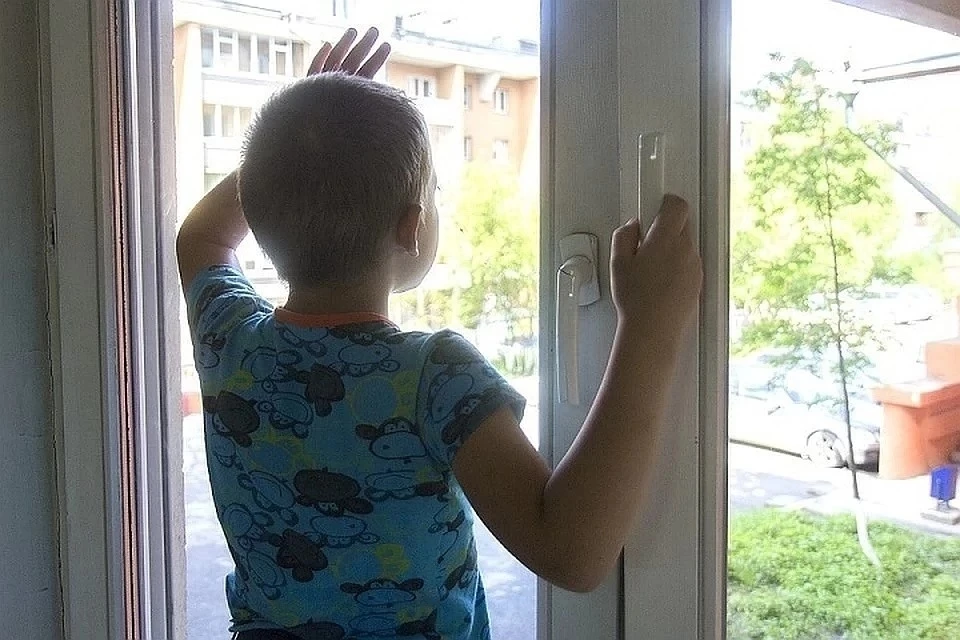 В Новосибирске из окна выпал ребенок.