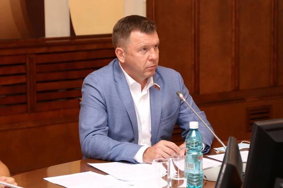 Дмитрий Козловский поставил выполнение наказов в Новосибирской области в пример другим регионам. Фото: пресс-центр Законодательного Собрания Новосибирской области