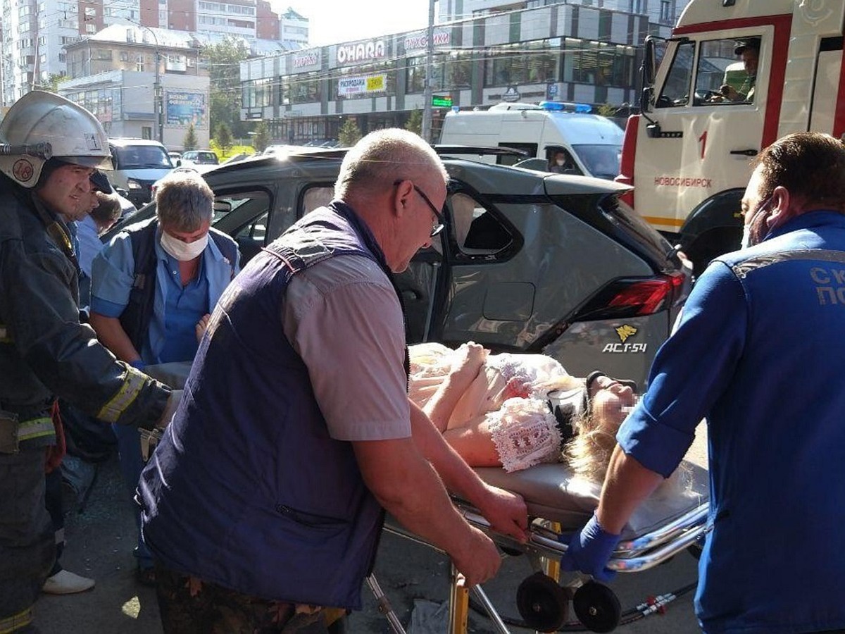 Головой пробила лобовое стекло»: в Новосибирске в ДТП серьезно пострадала  женщина - KP.RU