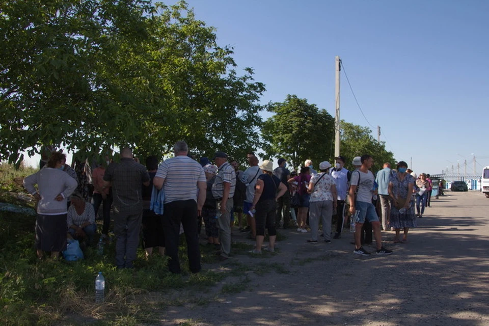 В сильную жару десятки жителей оказались запертыми на границе