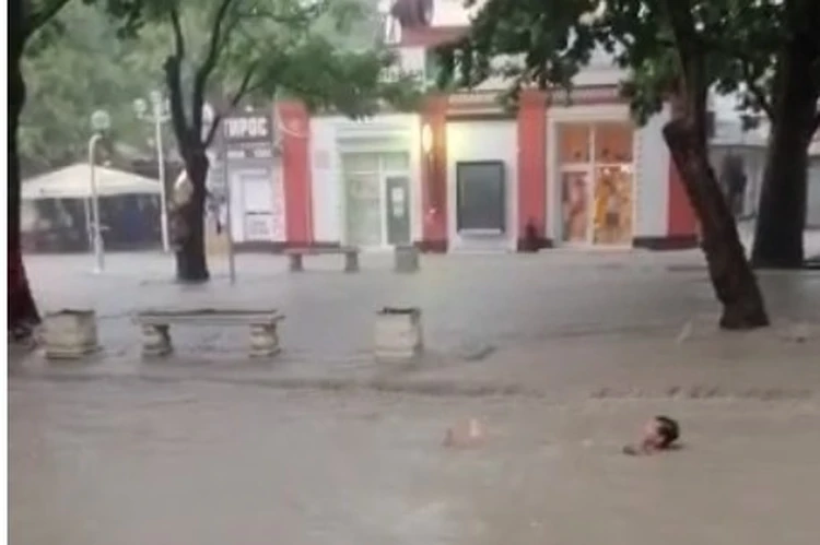 «Потоки сбивали с ног»: В Геленджике ливень превратил улицы в бурные реки