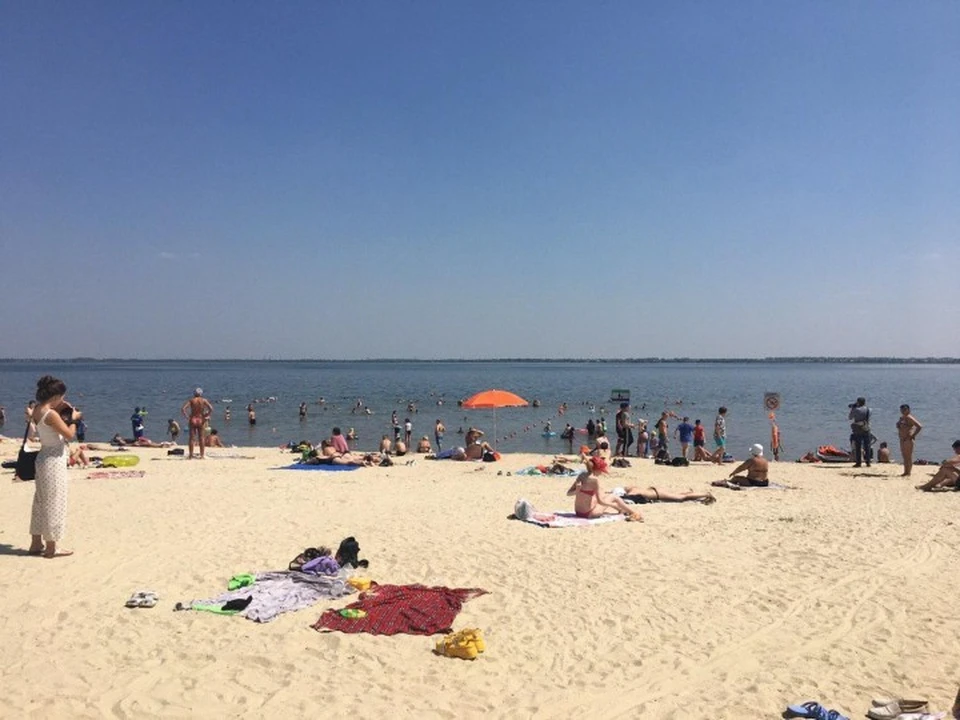 Жители города уже начали отдых на пляже. Фото: пресс-служба администрации Челябинска