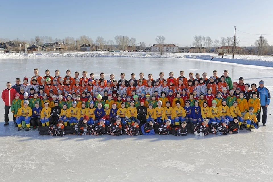 В хоккейно-футбольном клубе «Спутник» сейчас тренируются около 200 детей Карпинска. Фото из архива клуба