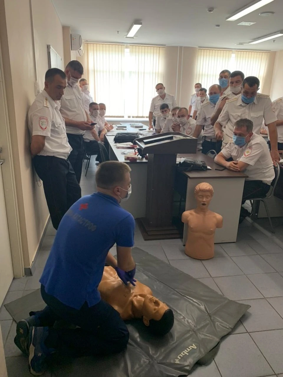 На Кубани врачи учат сотрудников ДПС оказанию первой помощи. Фото пресс-службы ОГИБДД по краю