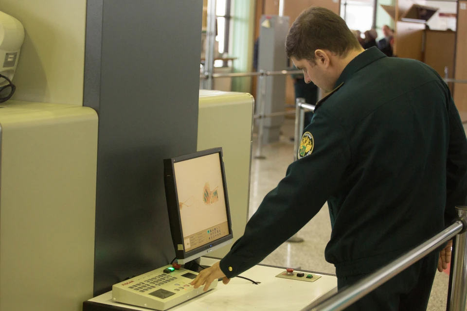 Пять таможенников задержали по подозрению в получении взятки в Санкт-Петербурге.