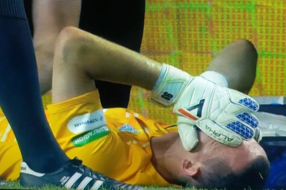 Андрей Лунев получил травму, выбивая мяч от ворот. Фото: кадр с трансляции "Матч ТВ"