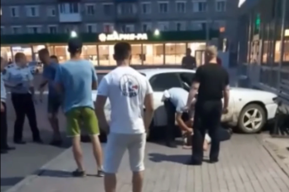 В полиции составили протоколы о пьяном вождении и сопротивлении при задержании. ФОТО: кадр из видео сообщества "Инцидент-Новосибирск" "ВКонтакте"