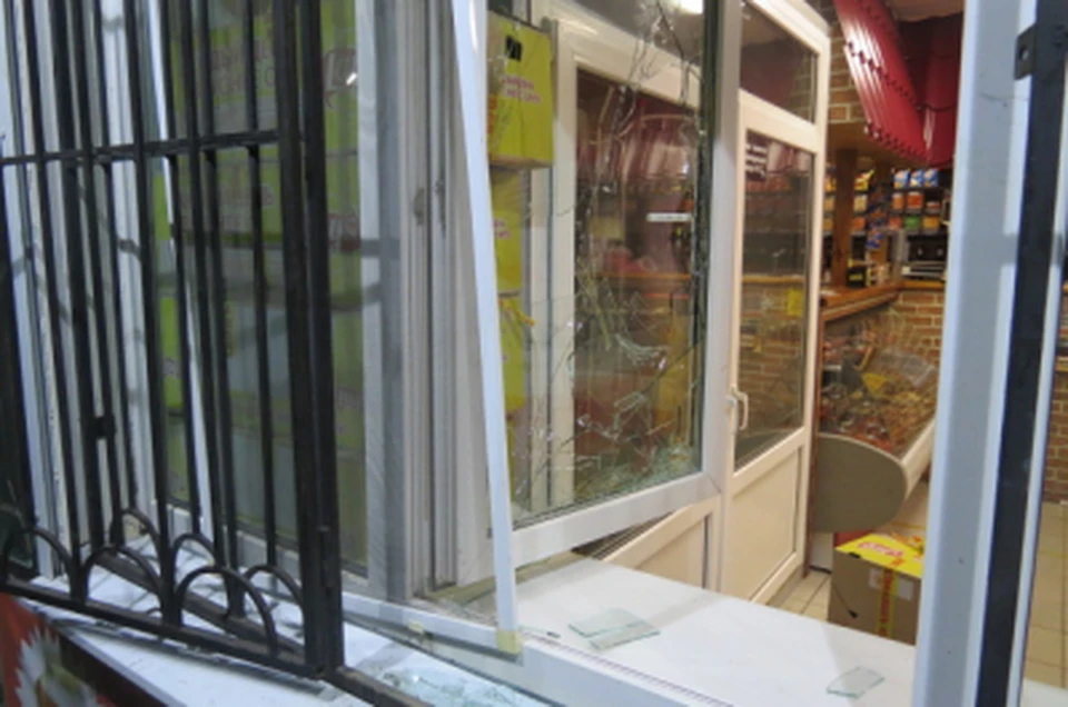 Воришка разбил стекло и залез в магазин. Фото: ГУ МВД по Самарской области