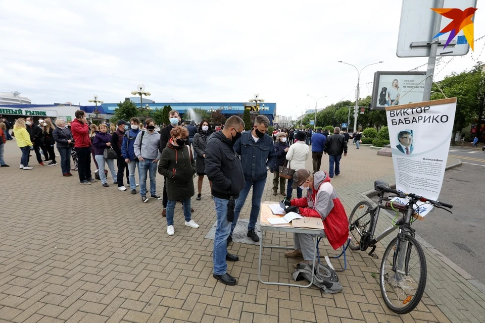 Особенность этой кампании - очереди желающих отдать подпись за потенциальных кандидатов.