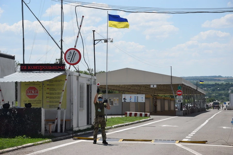 Жители ДНР пока лишены возможности ездить на Украину для оформления документов. Фото: ГПСУ