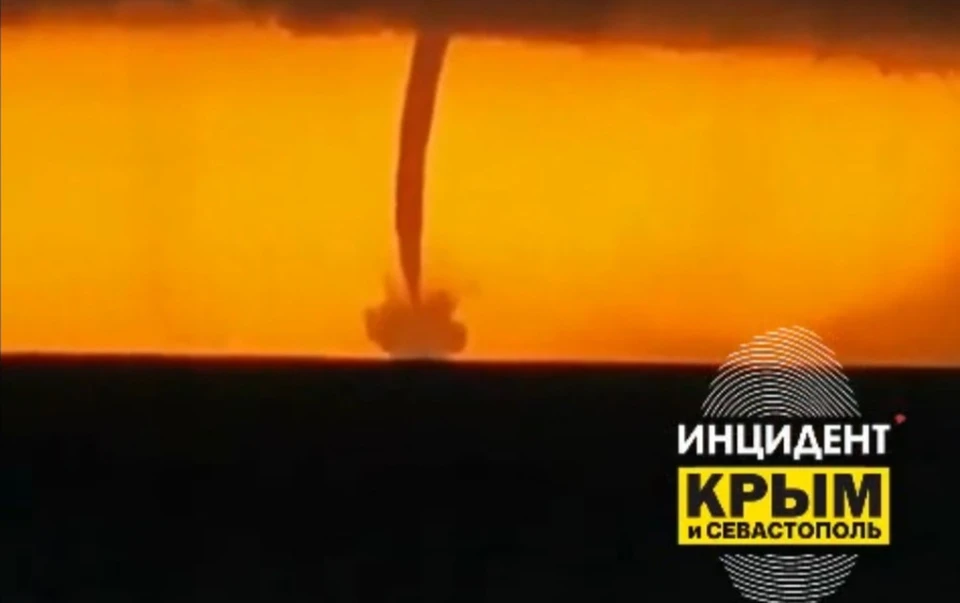 Торнадо возник в Азовском море недалеко от Щелкино. Фото: скриншот из видео / Инцидент Крым|Симферополь|Севастополь ДТП