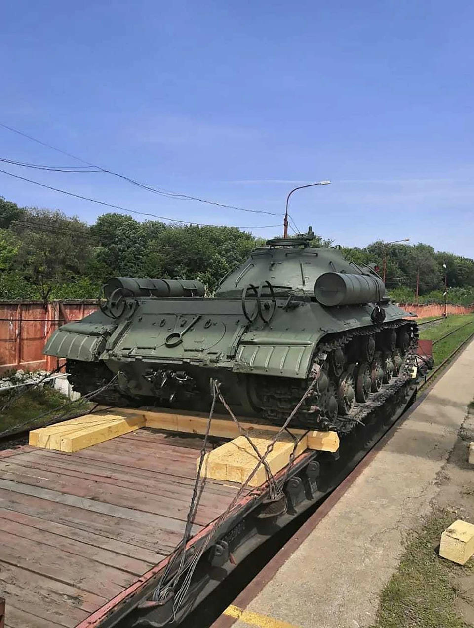 Танк ИС-3 перевезли на поезде с Кубани в Архангельскую область. Фото РЖД