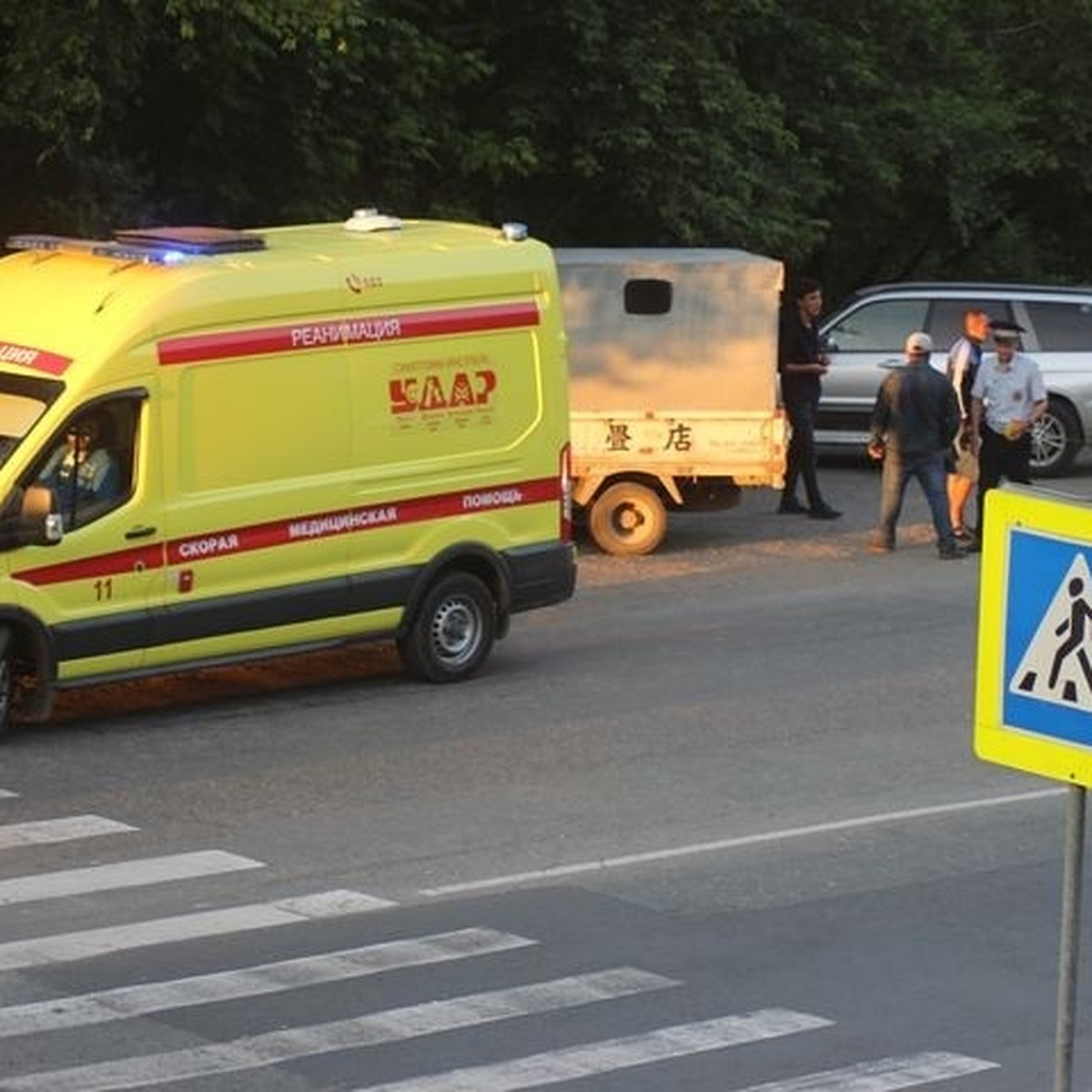 В каждом городе свой Ефремов»: во Владивостоке сначала сбили пешехода, а  после разнесли машину - KP.RU