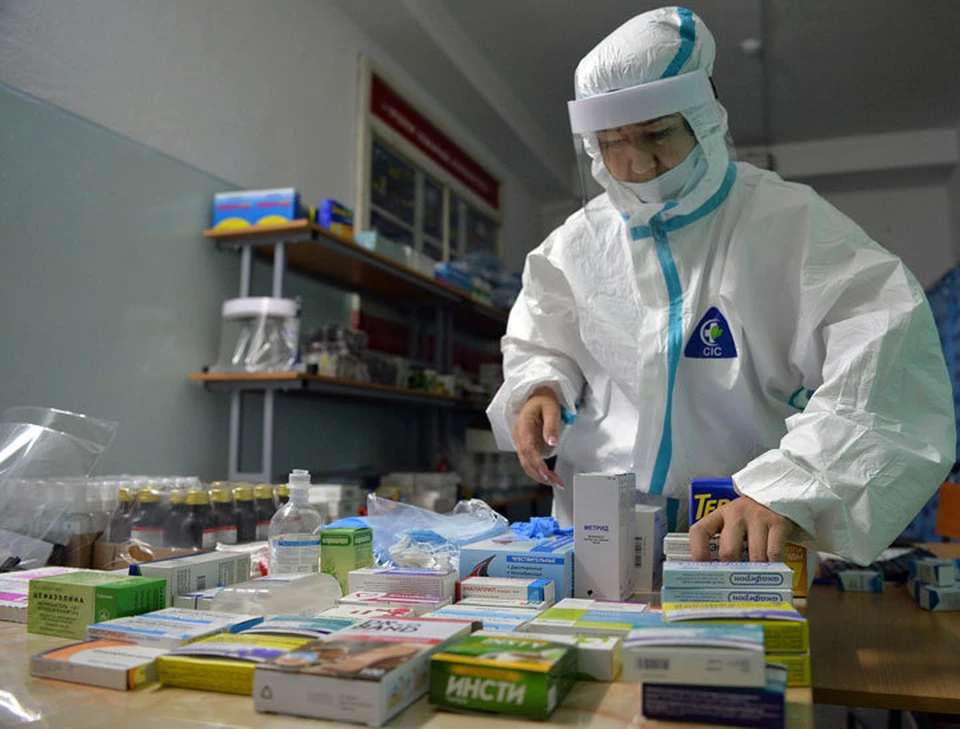 Кыргызстанцы ощущают острую нехватку лекарственных препаратов. Из-за вспышки ковида и внебольничной пневмонии препараты сметают с аптечных прилавков.