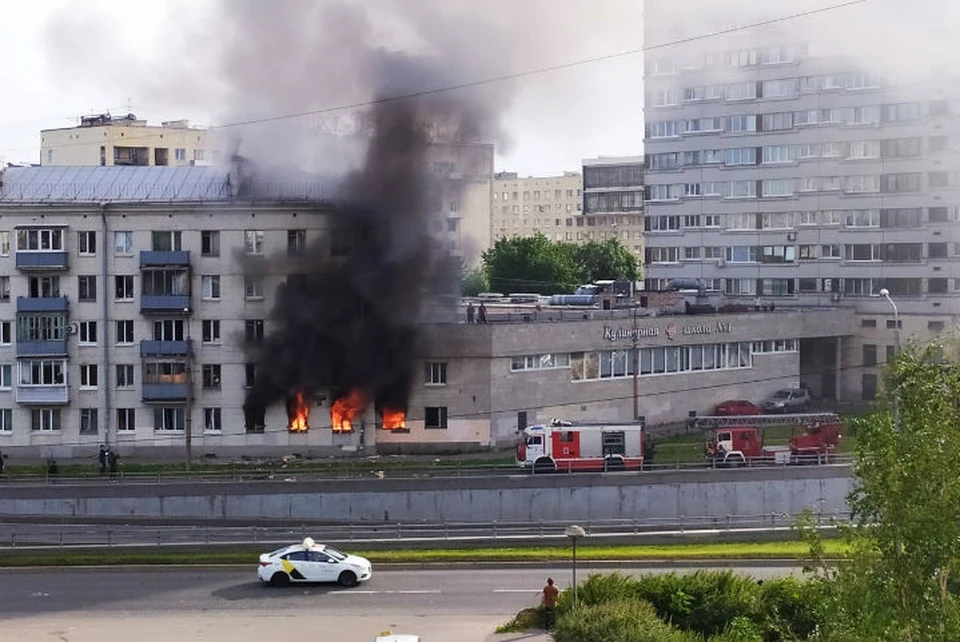Пожар охватил здание на Краснопутиловской утром 15 июля