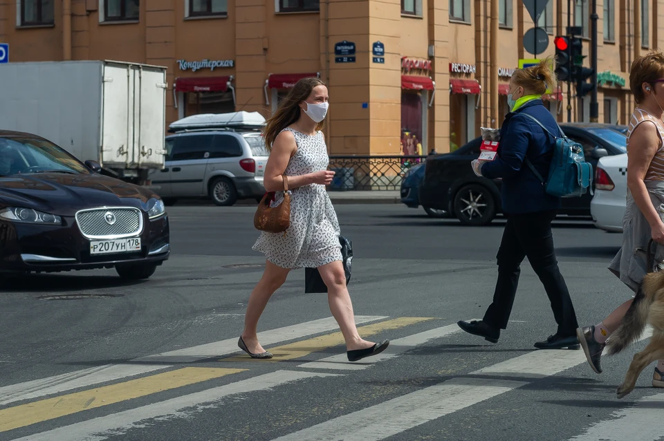 Заболеваемость COVID-19 в Петербурге падает пятый день подряд