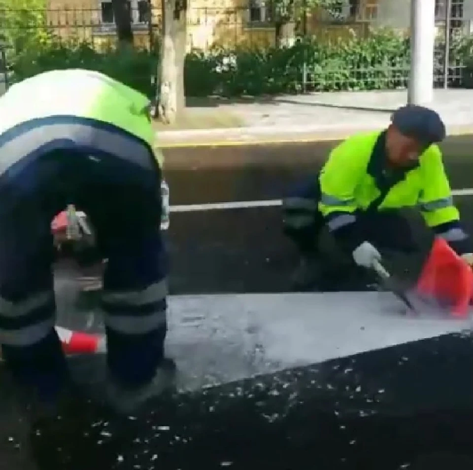 В Калуге от ненужной разметки избавляются топорами.