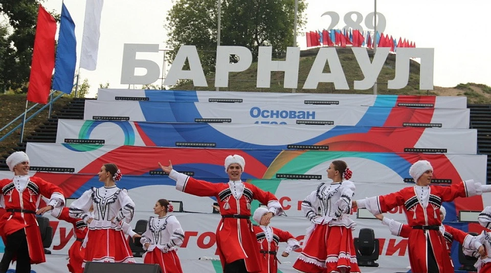 Праздники в барнауле. День города Барнаул. Барнаул день города фотографии. Празднование юбилея города. С днем города Барнаул картинки.