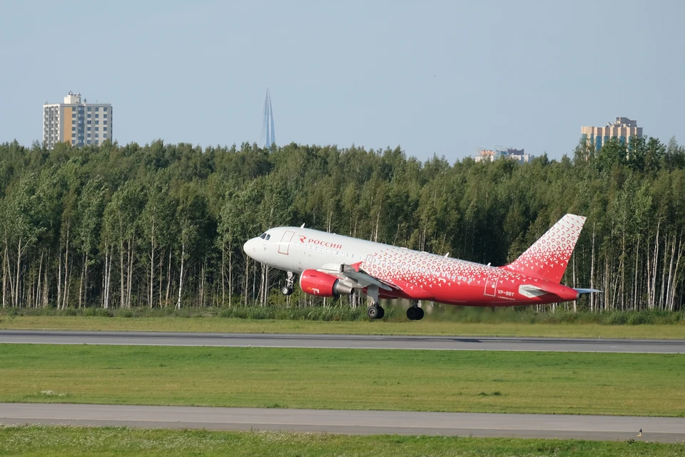 Самолет авиакомпании "Россия", вылетевший из Петербурга в Сочи, подал сигнал о ЧП.