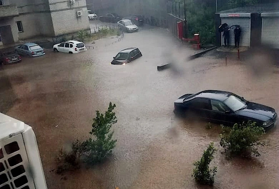 Десятки автомобилей оказались почти полностью под водой. Фото: соцсети.