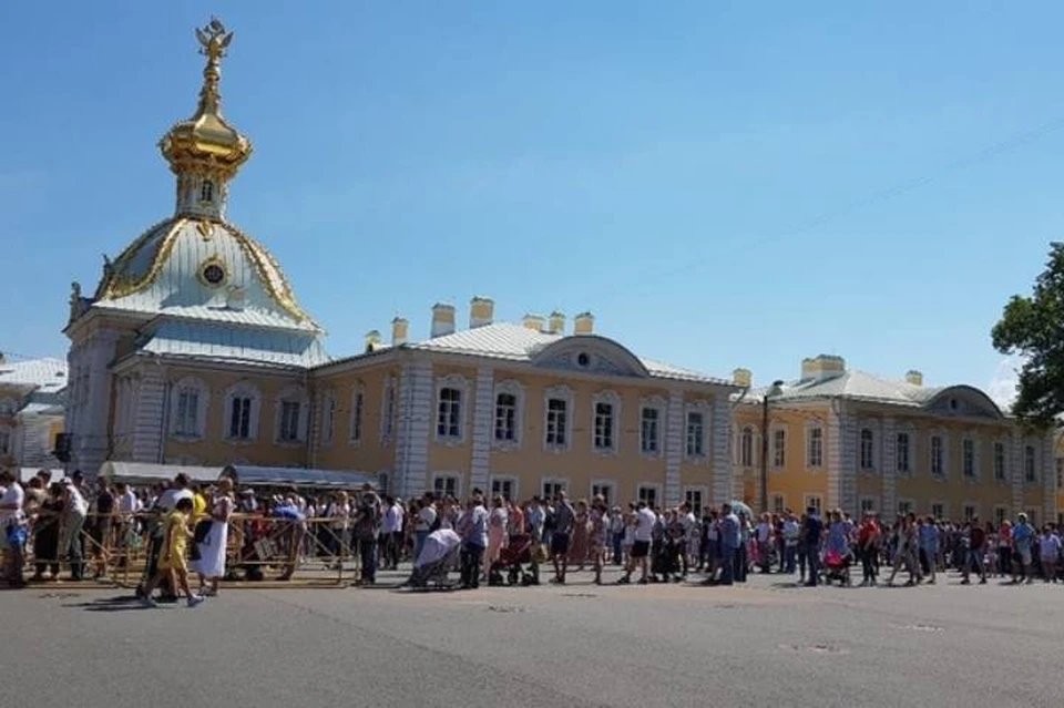 Огромные очереди выстроились на вход в парки Петергофа