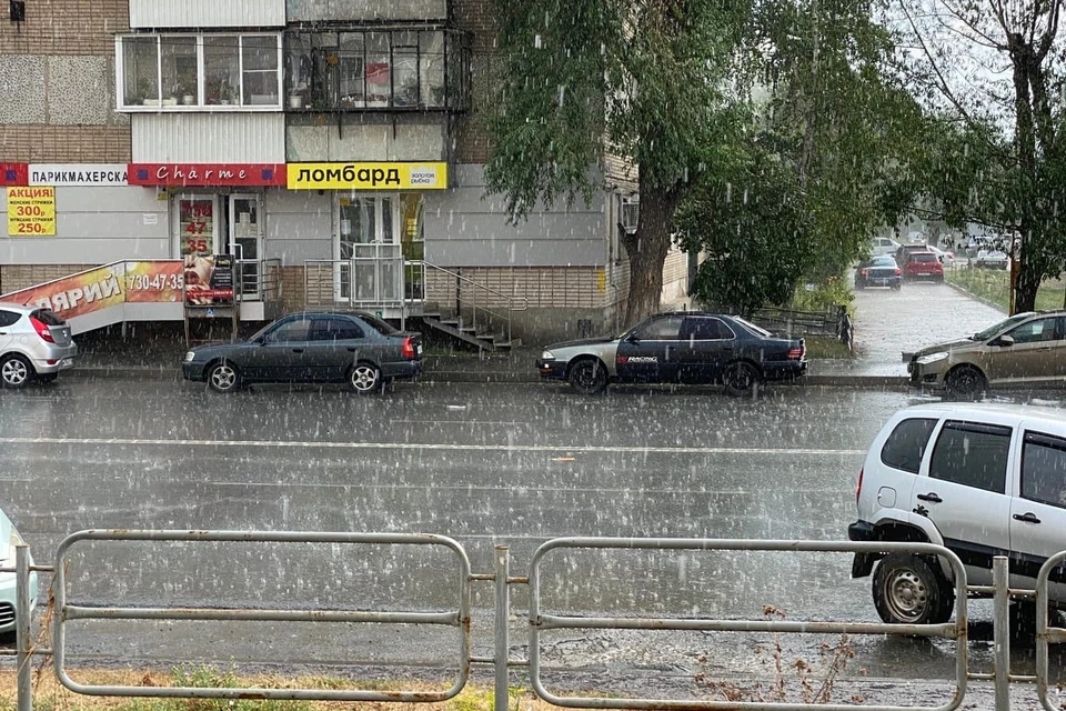 Ливень начался в разных районах города Фото: читатель КП