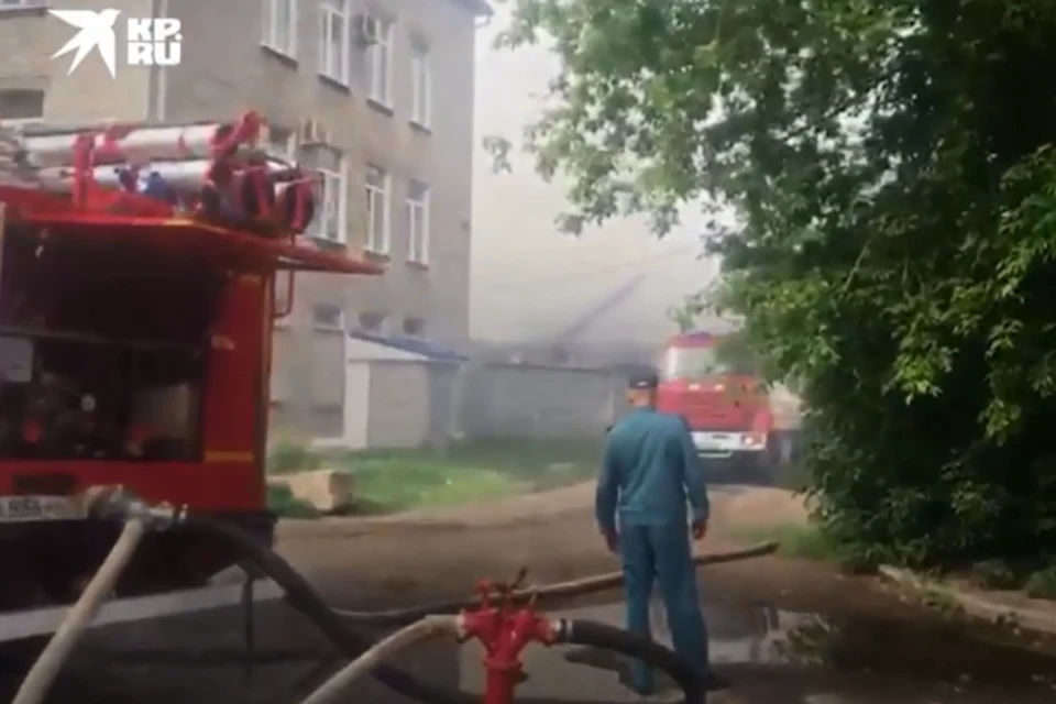 Пока одни тушили, другие им мешали