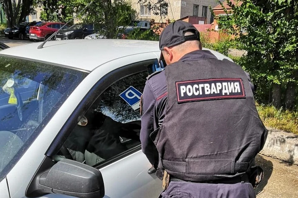 Росгвардейцы вскрыли автомобиль