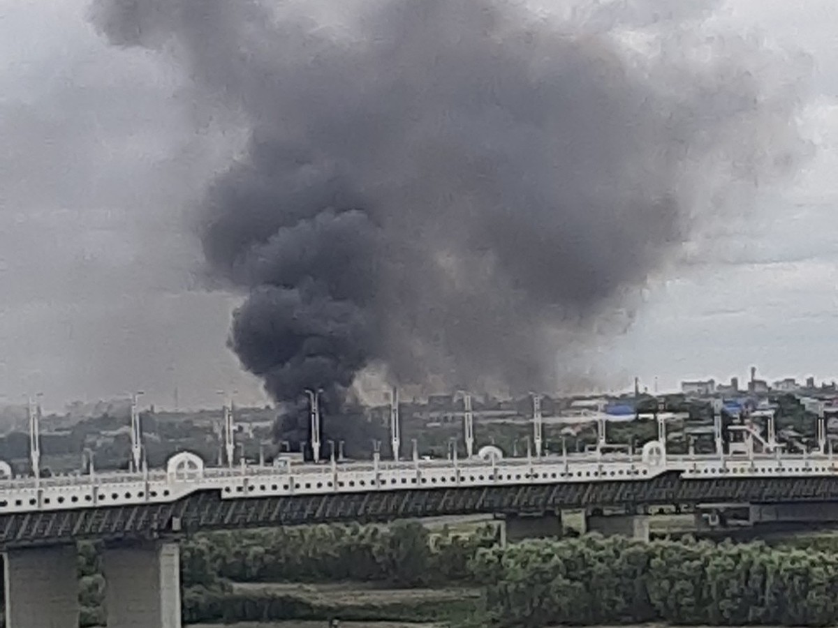 На видео попал густой столб дыма, поднимающийся за метромостом в Омске -  KP.RU