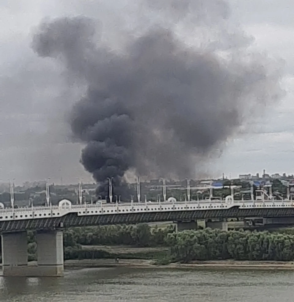 На видео попал густой столб дыма, поднимающийся за метромостом в Омске -  KP.RU