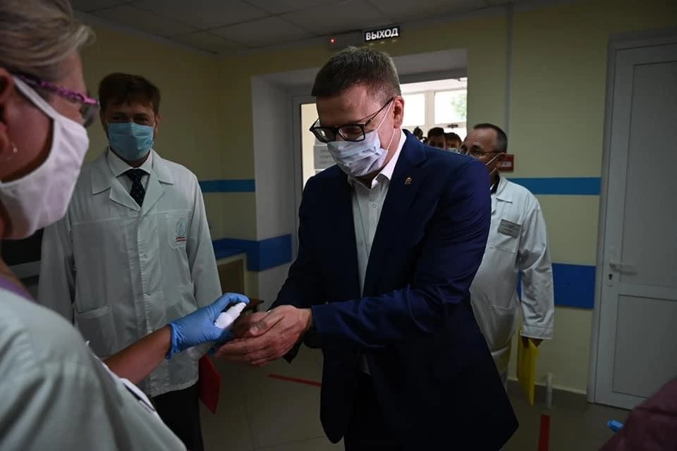 Перед посещением больницы губернатор обработал руки и прошел термометрию. Фото: "Южноуральская панорама".