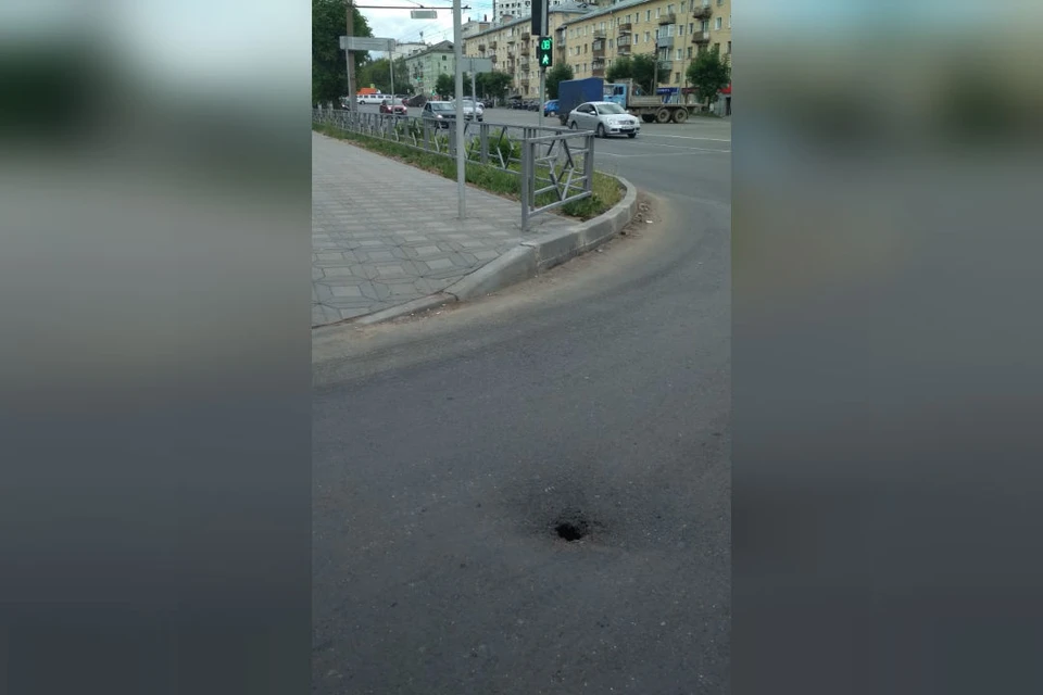Провал находится на перекрестке улиц Азина и Октябрьского проспекта. Фото: vk.com/zlo43