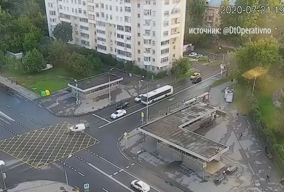 Около метро «Люблино» в Москве столкнулись два автомобиля. Фото: кадр из видеозаписи с моментом ДТП