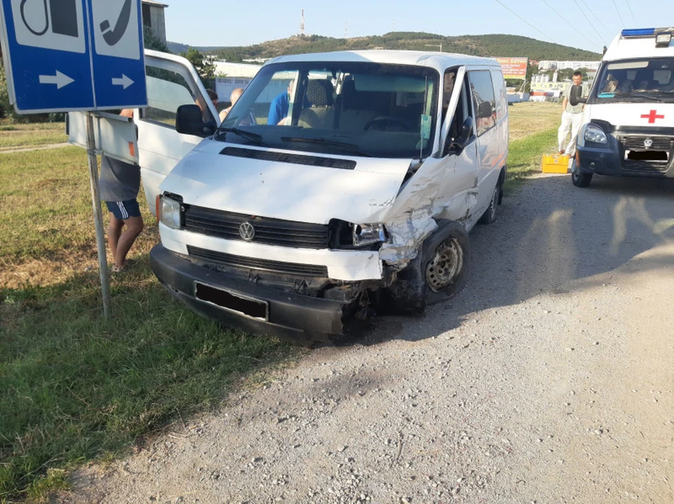 Спасатели нашли помятыми легковой автомобиль Skoda Octavia и минивэн Volkswagen Transporter. Фото: официальный сайт ГУ МЧС по РК.