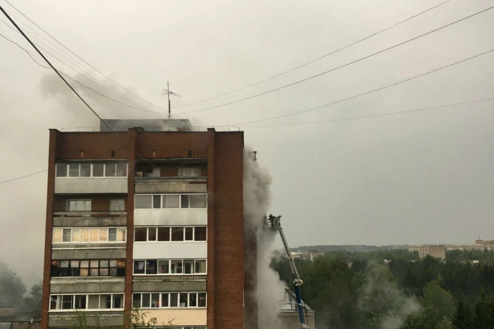 Огонем было охвачено несколько этажей. Фото: vk.com/zlo_chepetsk, Елизавета Елькина