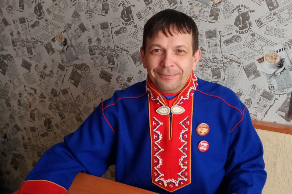 Андрей Данилов носит национальную одежду, знает культуру предков, но не может добиться отметки в охотбилете.