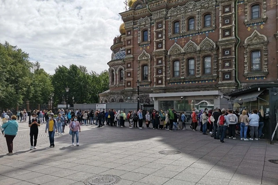 Длинные очереди после открытия музеев - привычное дело в Петербурге.