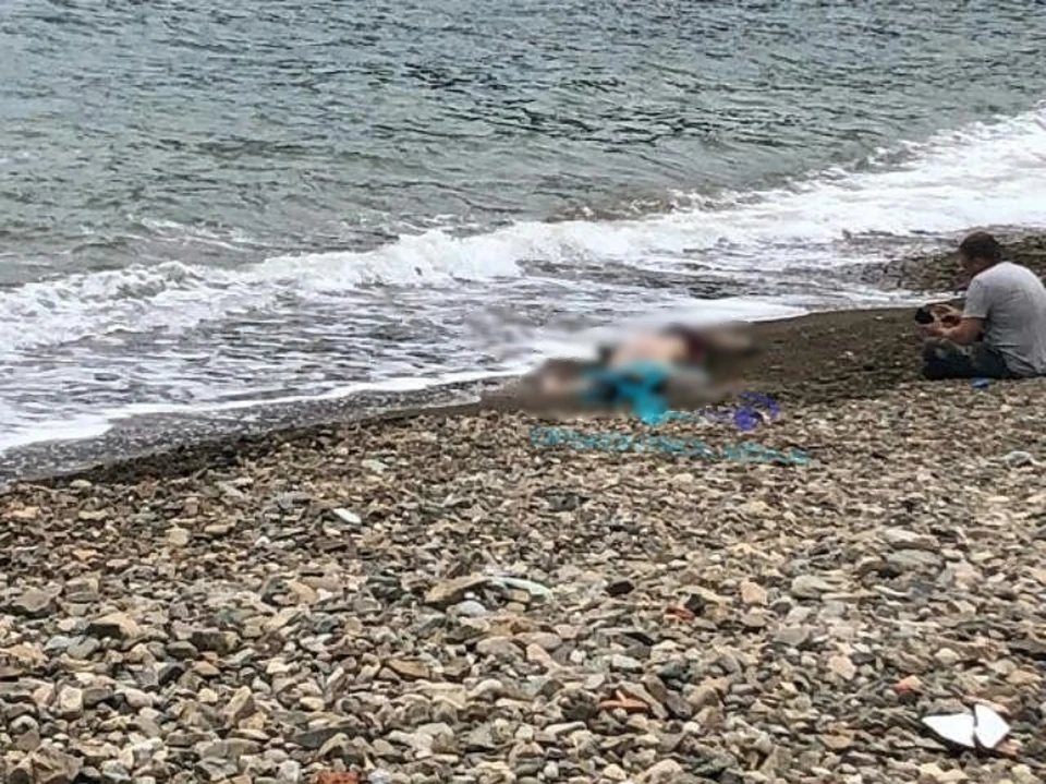 Тело вынесло на берег в поселке Рыбачий. Источник: instagram.com/dpskontrol125rus