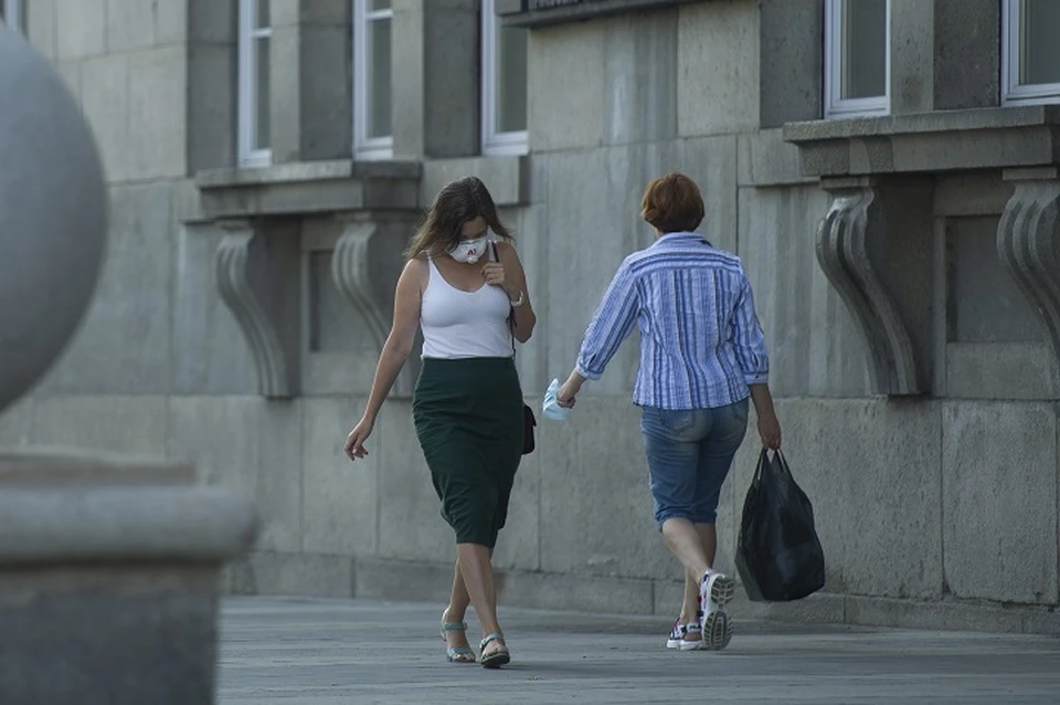 Многие жители Екатеринбурга продолжают носить защитные маски