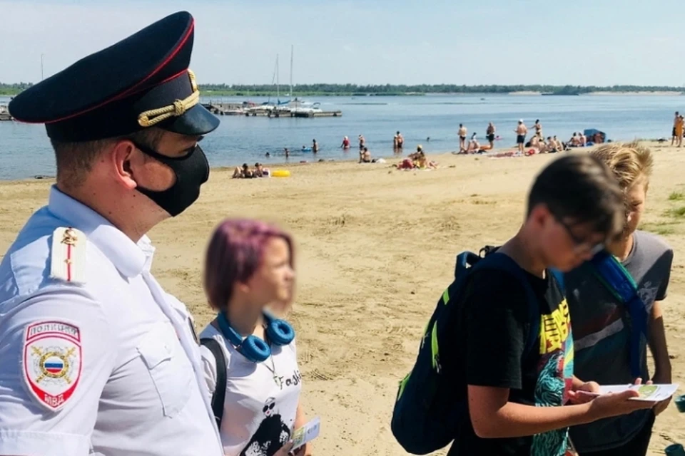 Полицейские даже на пляже в маске, хотя для загорающих она не обязательна.