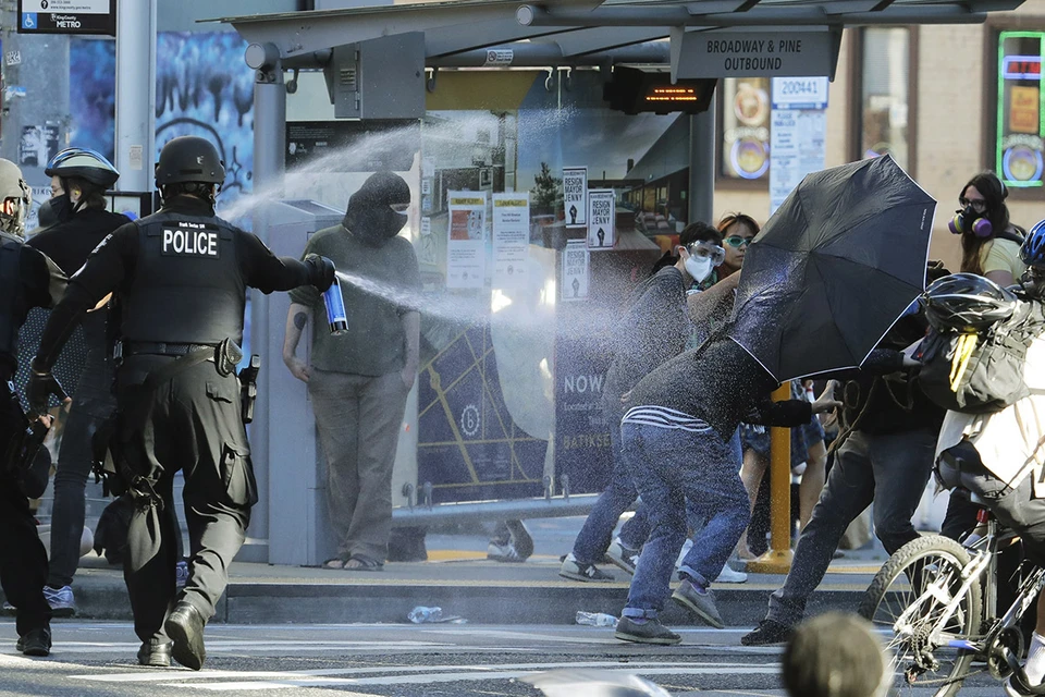 В ночь на воскресенье беспорядки стали настолько массовыми и неконтролируемыми, что полиция объявило происходящее в Сиэтле мятежом.