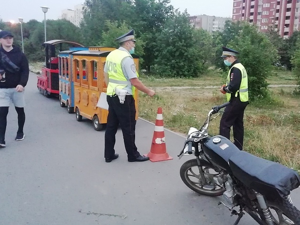 Три ребенка в больнице: в Екатеринбурге мопед врезался в детский паровозик  - KP.RU