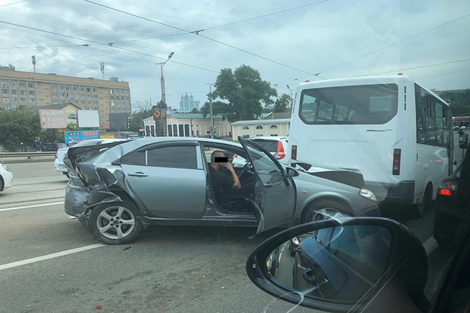 Водитель легковушки погиб в ДТП на Пятницком мосту в Смоленске. Фото: «drive2_smolensk» соцсети ВКонтакте.