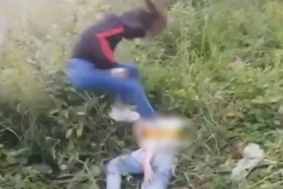 12-летнюю школьницу из Кузбасса сверстники избивали и снимали на видео. ФОТ: кадр видео vk.com, "Инцидент Кемерово"